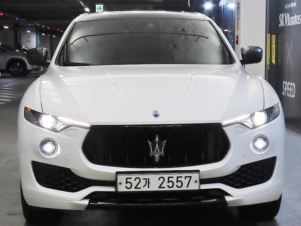마세라티 르반떼 3.0 AWD 사진