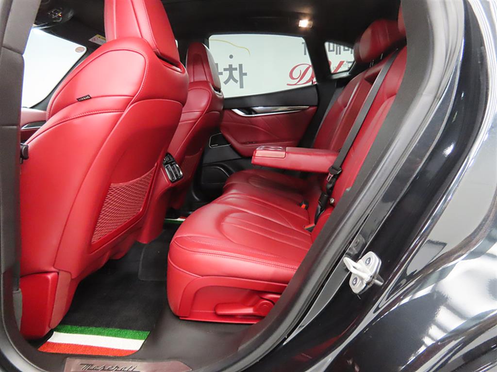 Maserati Levante 3.0 AWD Sport 7