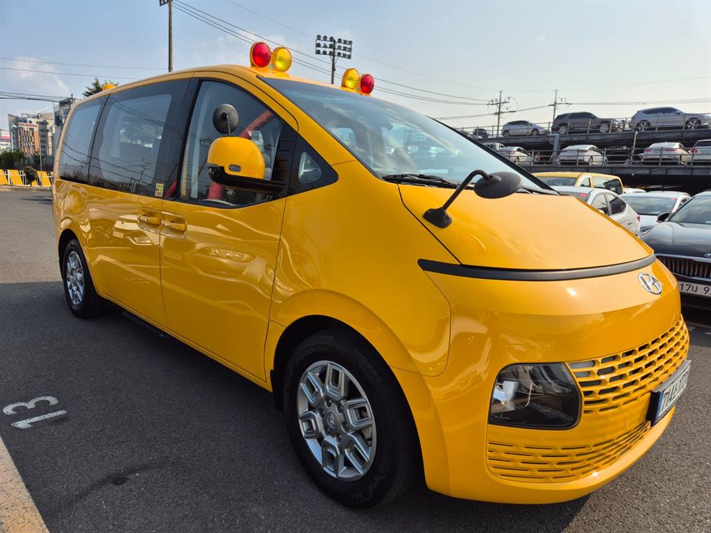 Hyundai Staria 2WD Diesel Tourer Modern 4