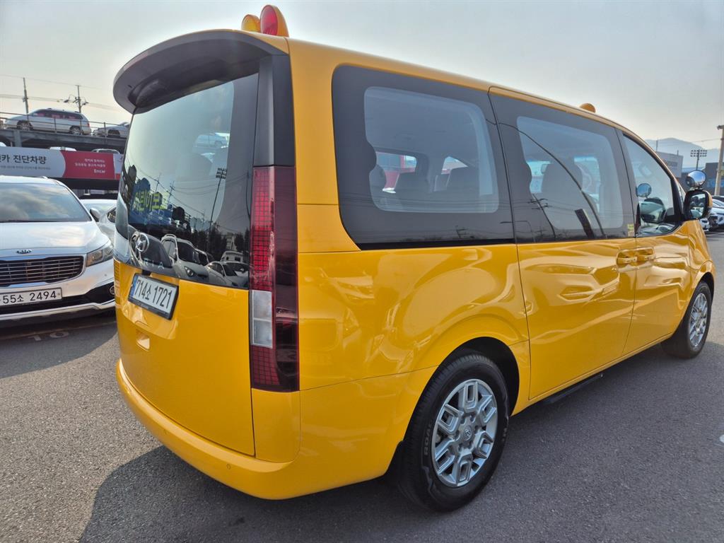 Hyundai Staria 2WD Diesel Tourer Modern 6