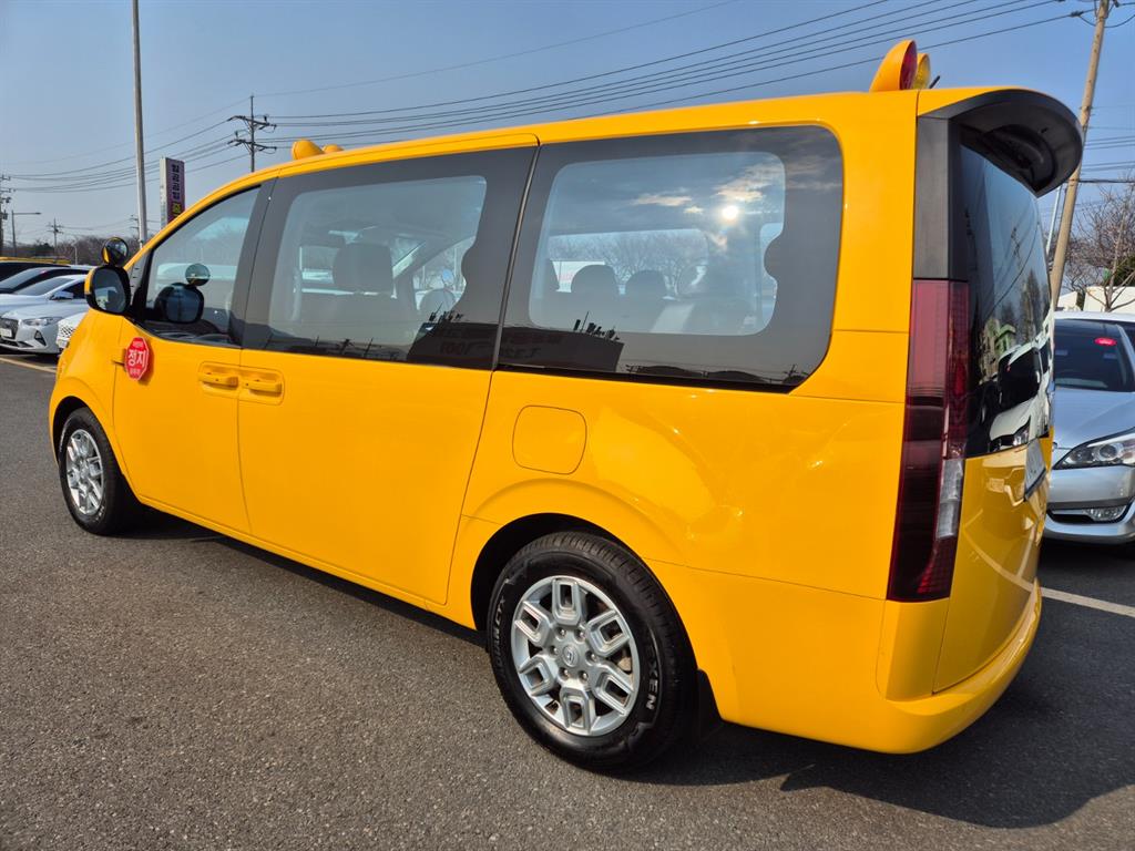 Hyundai Staria 2WD Diesel Tourer Modern 8