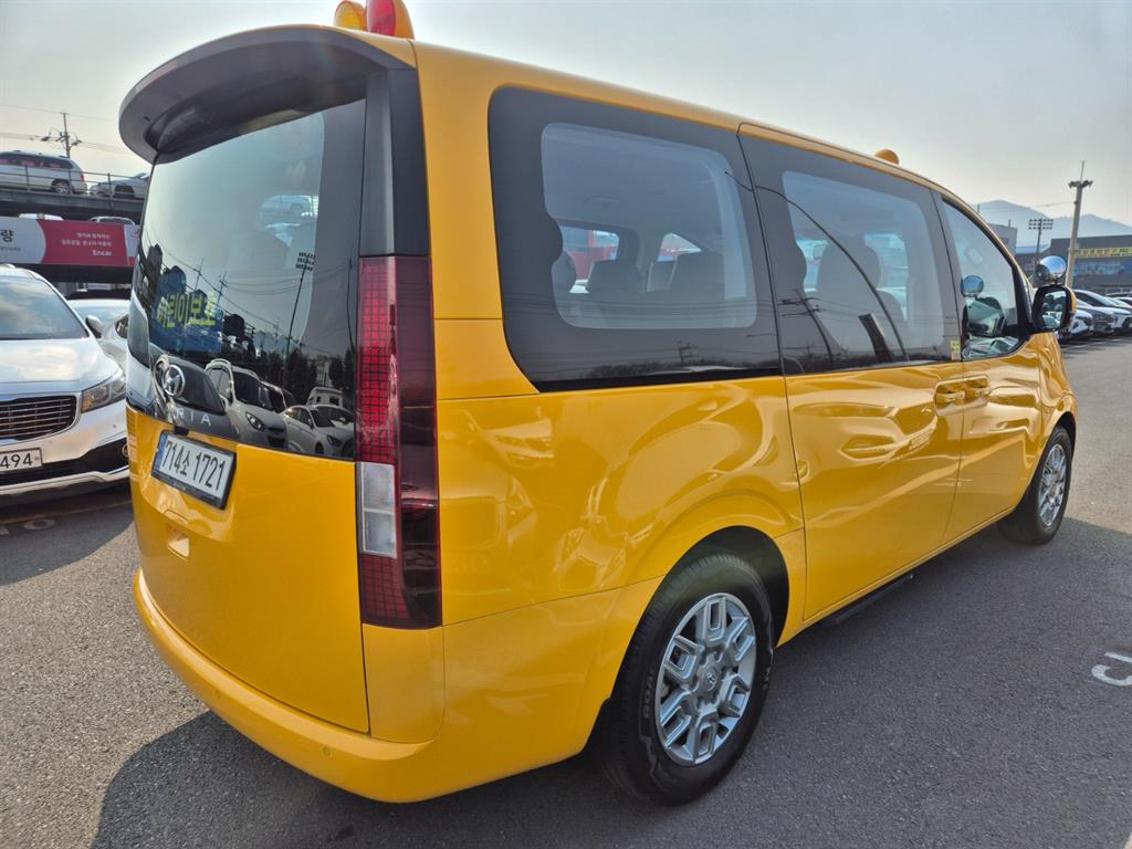 Hyundai Staria 2WD Diesel Tourer Modern 7