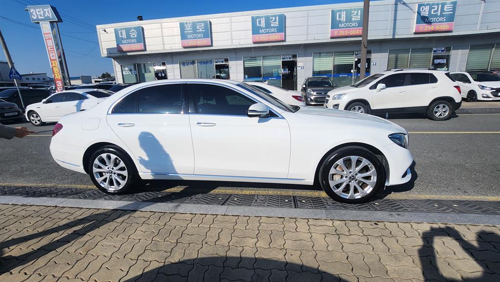 Mercedes-Benz E-Class E300e 4MATIC Exclusive 3