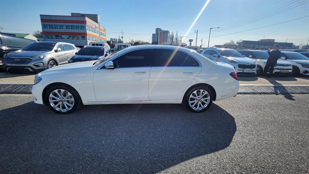 Mercedes-Benz E-Class E300e 4MATIC Exclusive 4