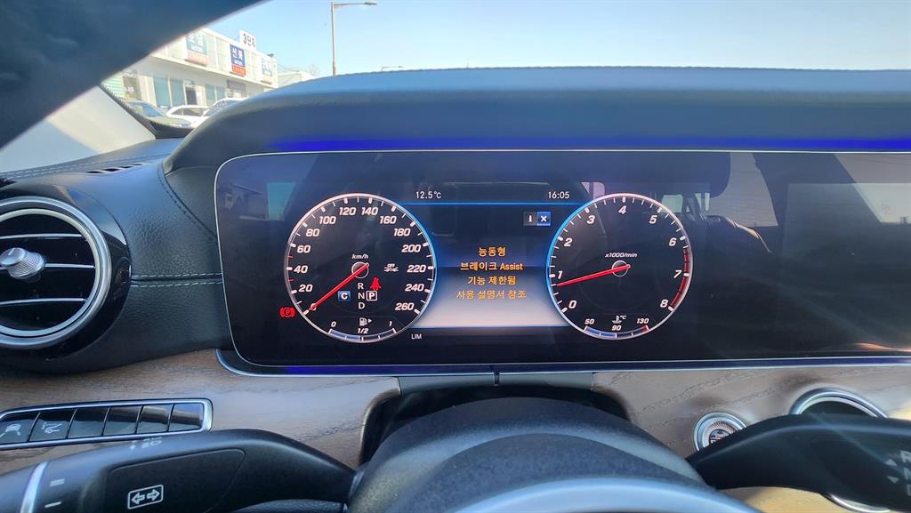 Mercedes-Benz E-Class E300e 4MATIC Exclusive 9