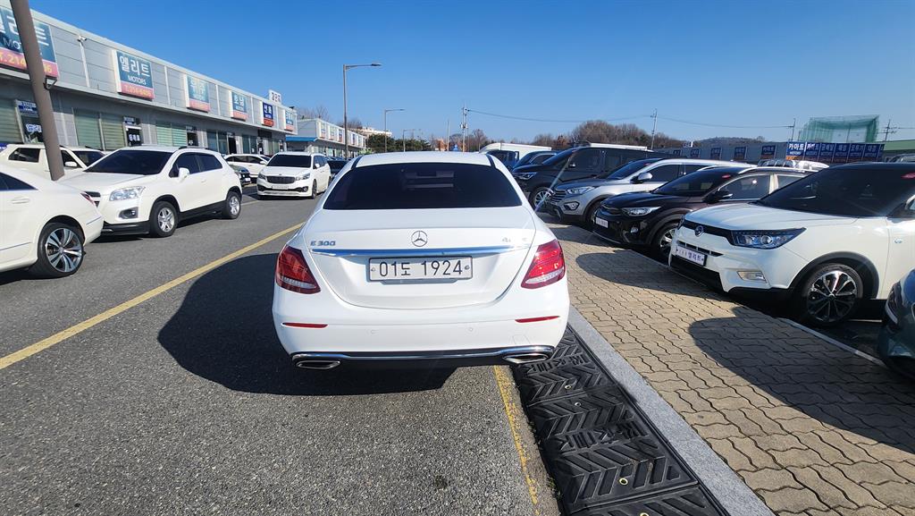 Mercedes-Benz E-Class E300e 4MATIC Exclusive 5