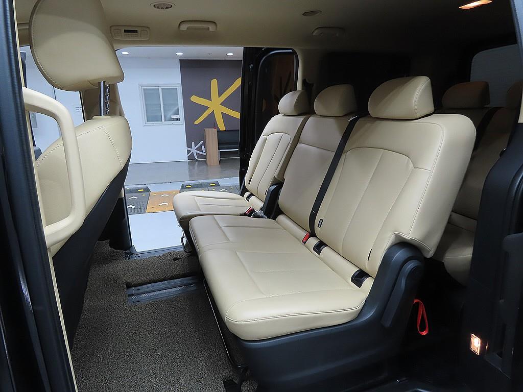 Hyundai Staria 2WD Diesel Tourer Modern 10