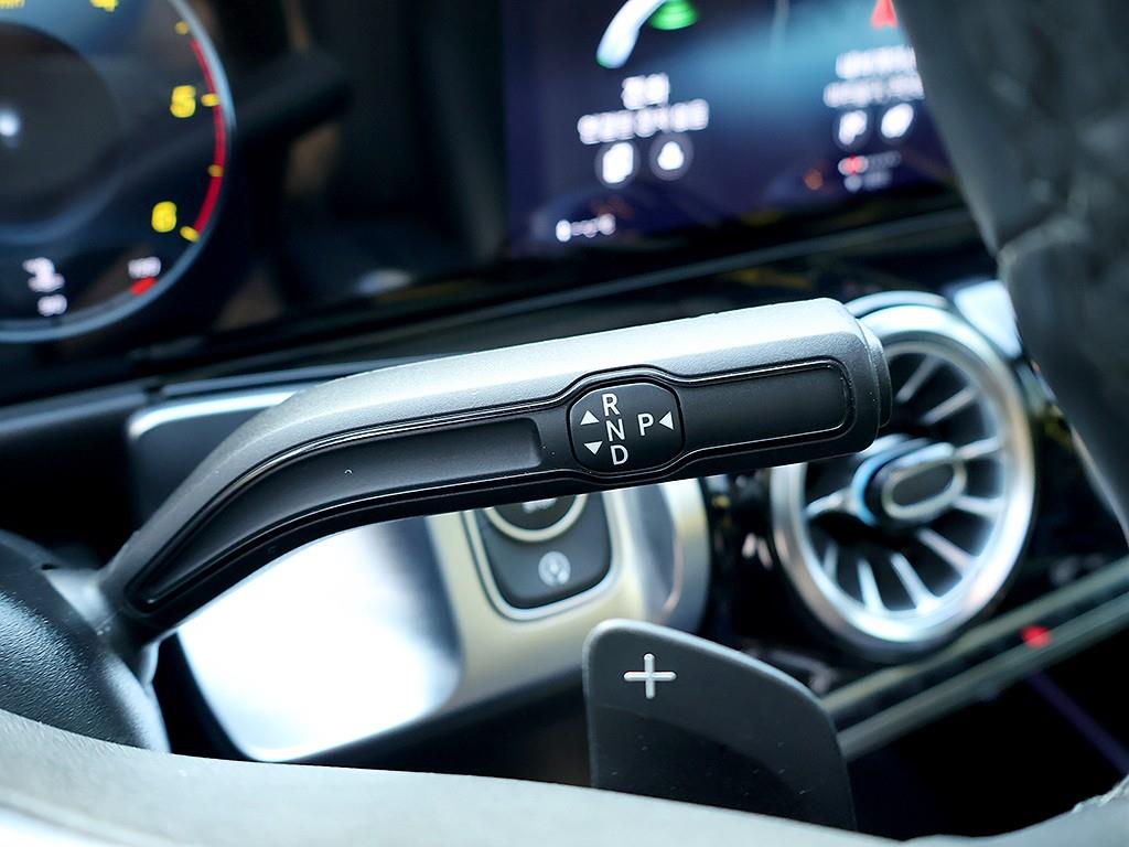 Mercedes-Benz GLB-Class GLB200d 8