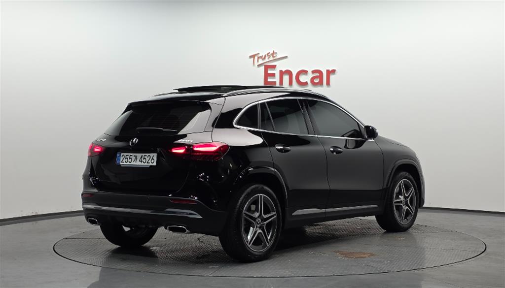 Mercedes-Benz GLA-Class GLA250 4MATIC 3