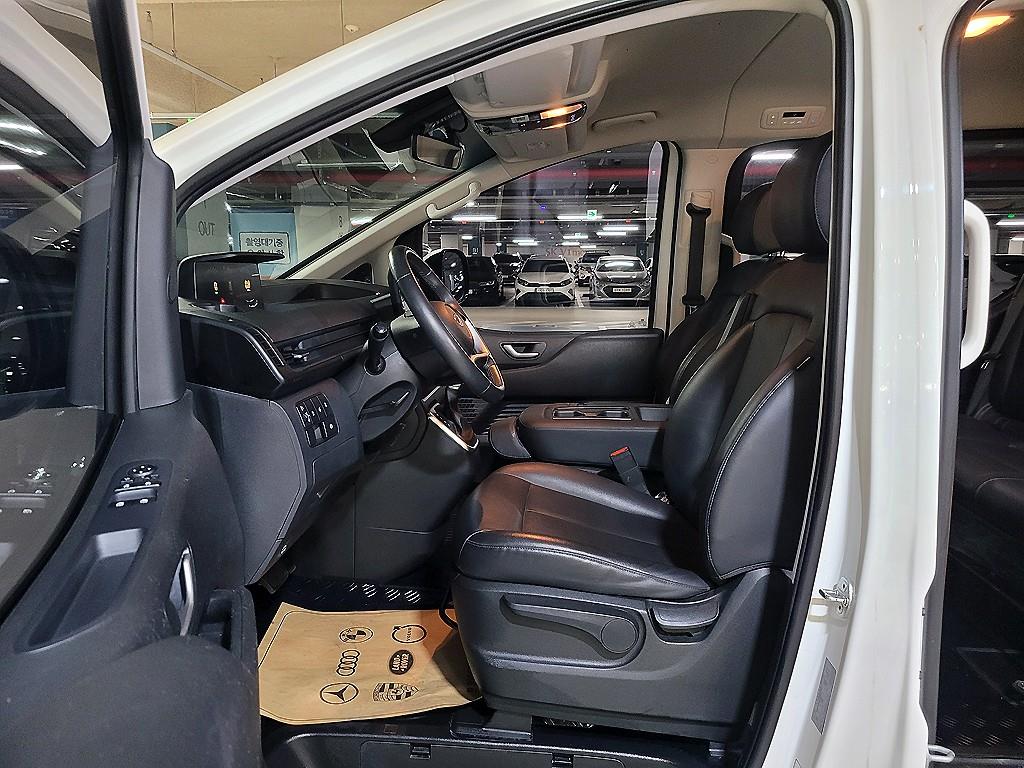 Hyundai Staria 2WD Diesel Tourer Modern 8