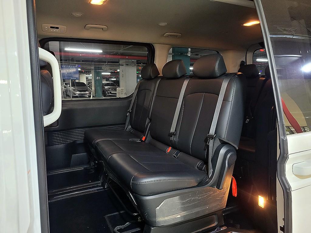 Hyundai Staria 2WD Diesel Tourer Modern 9