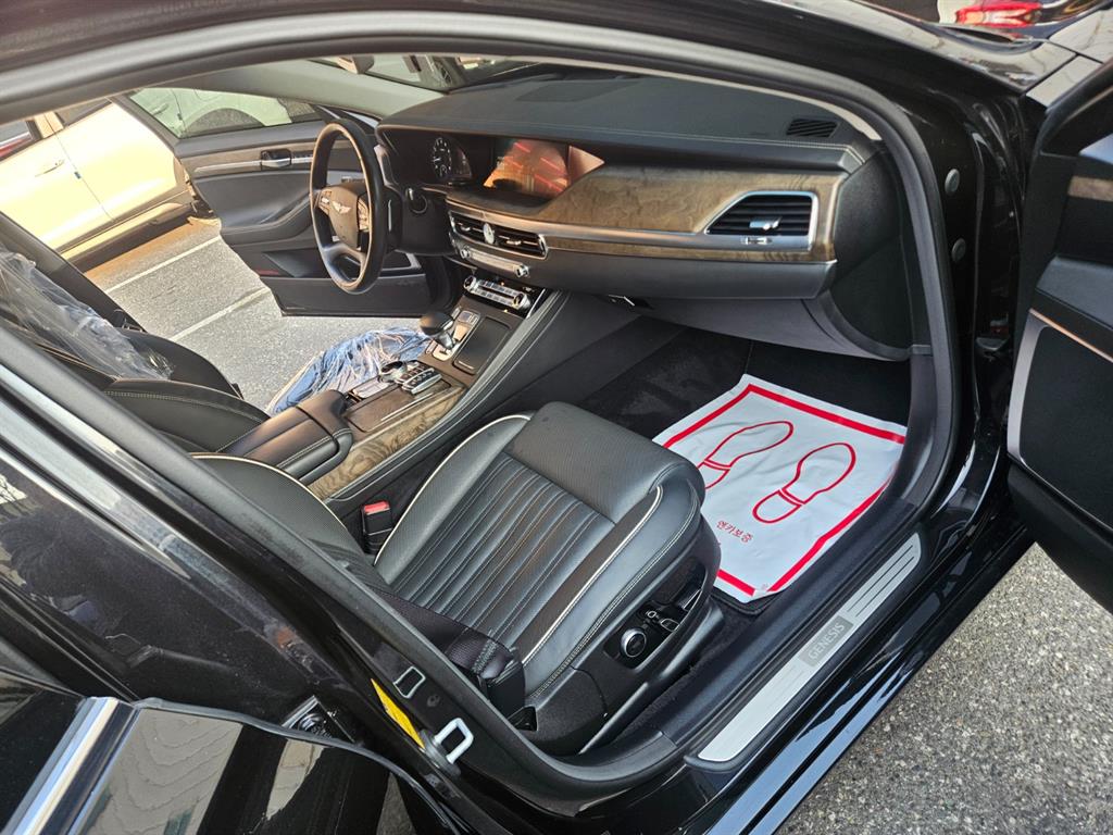 Genesis G90 3.3 T AWD Premium Luxury 8