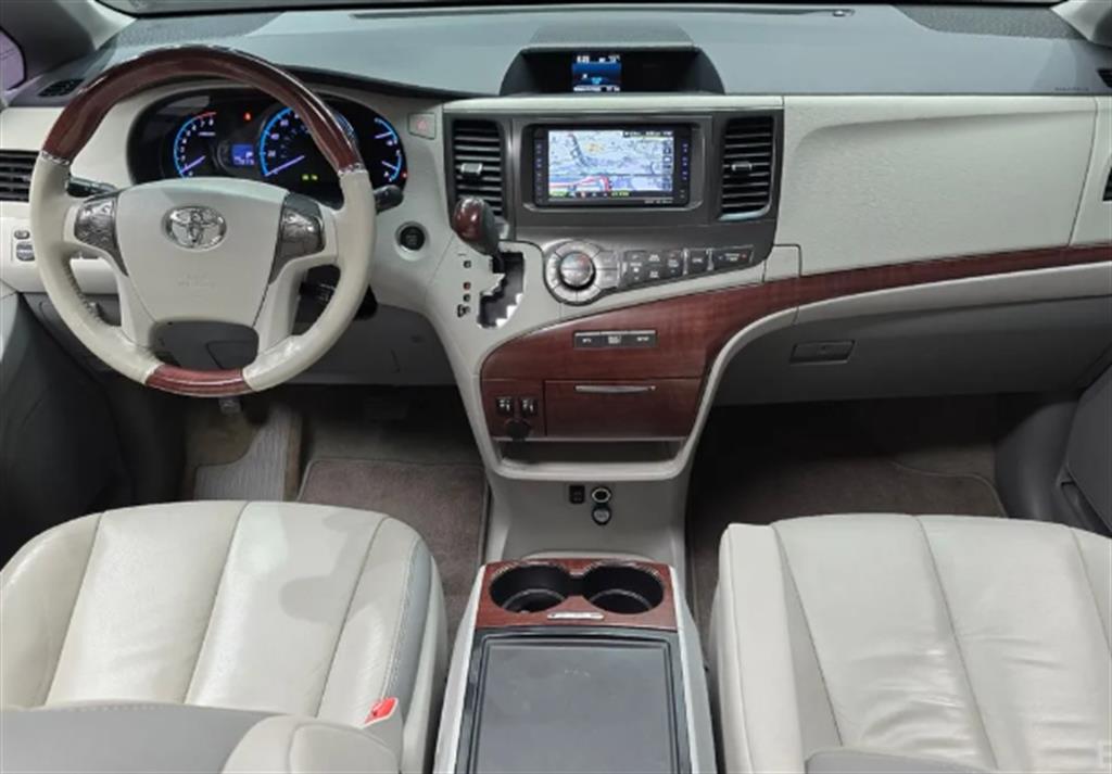 Toyota Sienna 3.5 AWD 9
