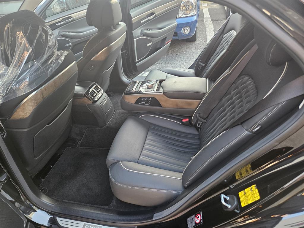 Genesis G90 3.3 T AWD Premium Luxury 9