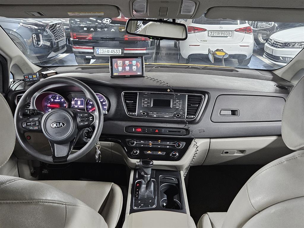 Kia Carnival Diesel Deluxe 8