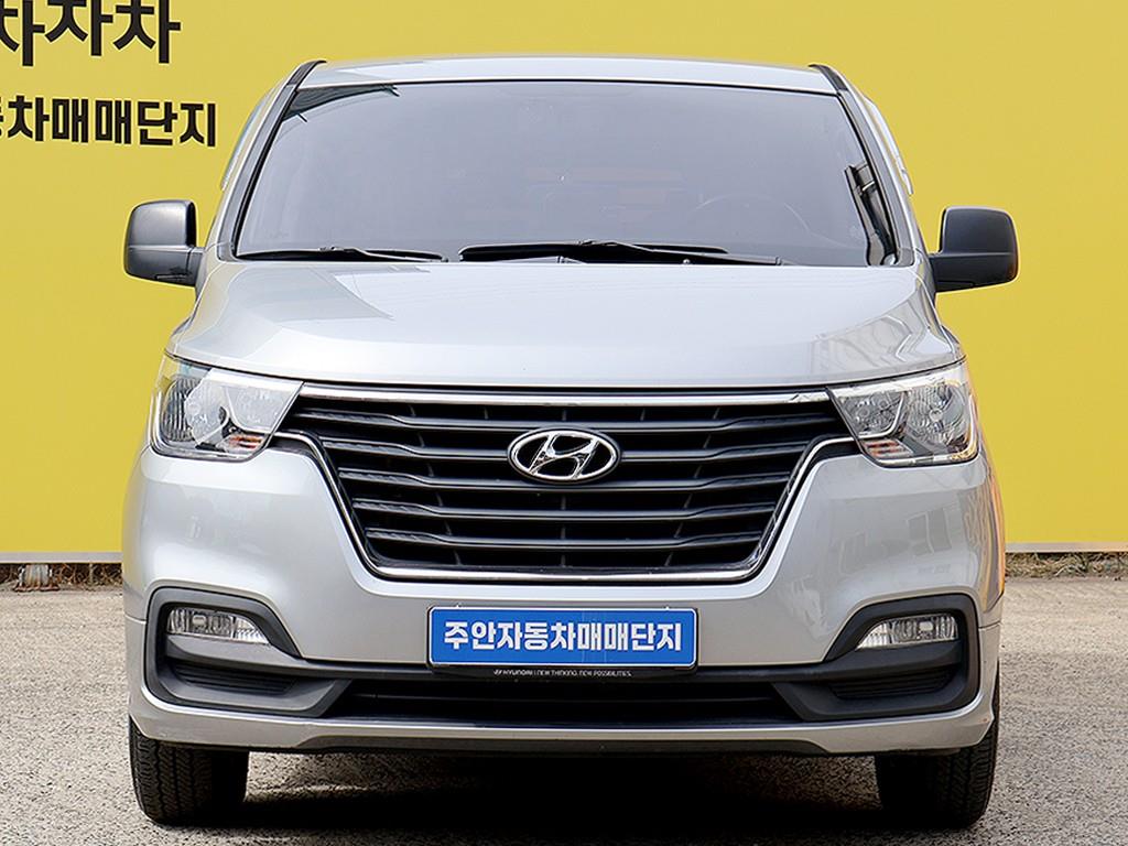 Hyundai Starex 2WD Van Modern 2