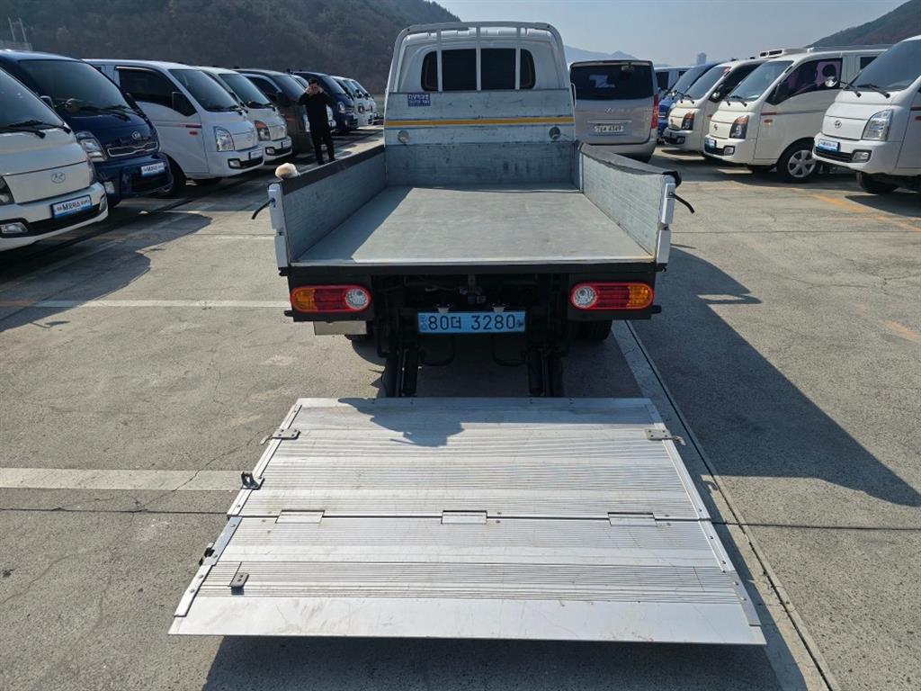 Hyundai Porter 1.0 Ton/ Super Cab/ Long Wheelbase 8