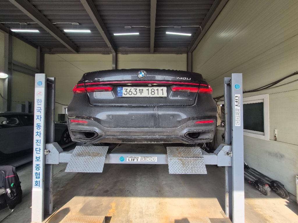 BMW 7 Series 740Li xDrive M SPORT 3