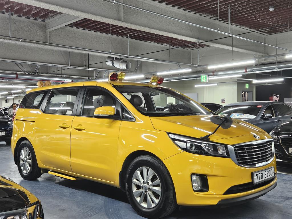 Kia Carnival Diesel Deluxe 4