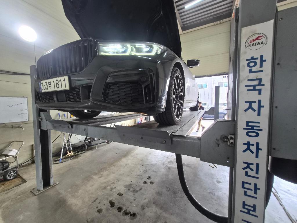 BMW 7 Series 740Li xDrive M SPORT 2