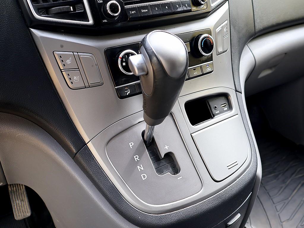 Hyundai Starex 2WD Van Modern 8