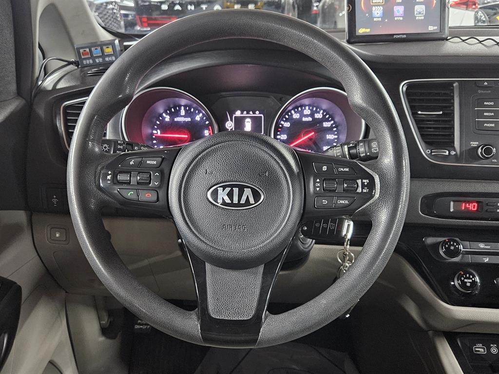 Kia Carnival Diesel Deluxe 9