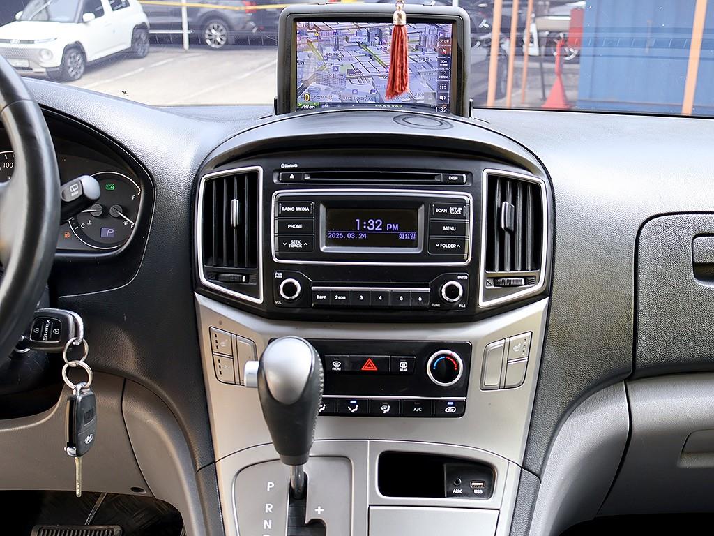 Hyundai Starex 2WD Van Modern 10