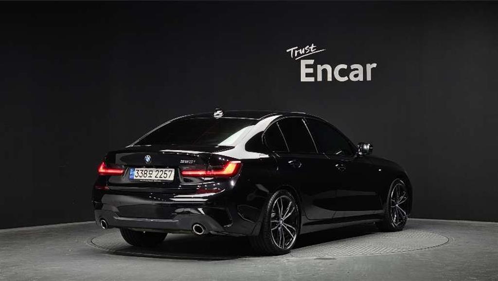 BMW 3 Series 320i M Sport 3