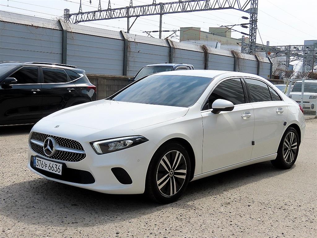 벤츠 A 클래스 A220 세단 사진 2/19