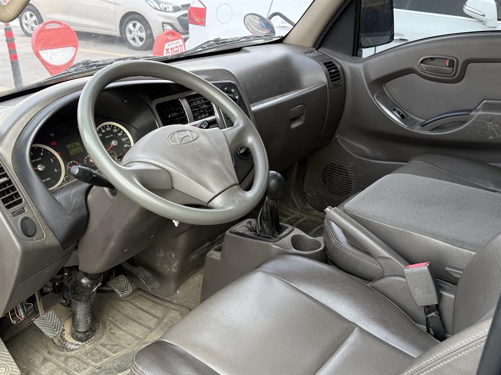 Hyundai Porter 1.0 Ton/ Super Cab/ Long Wheelbase/ CRDi Deluxe 9