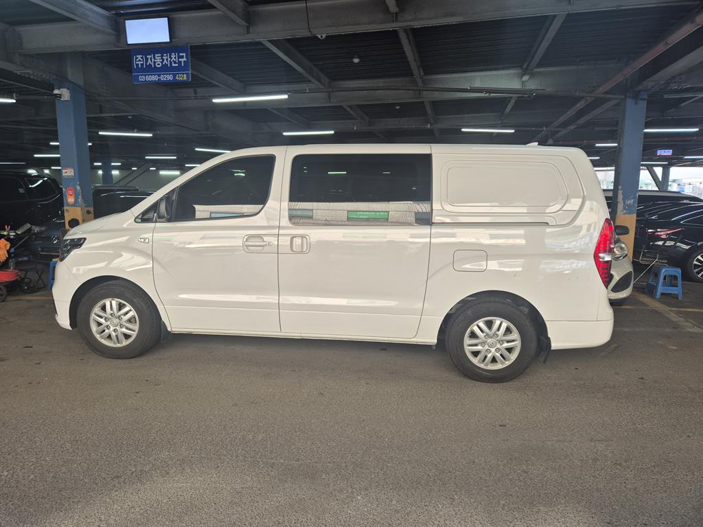 Hyundai Starex 2WD Van Modern 4