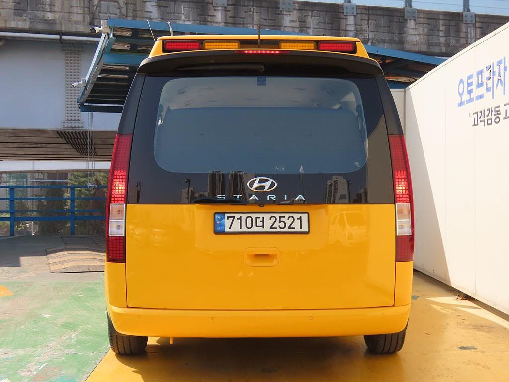 Hyundai Staria 4