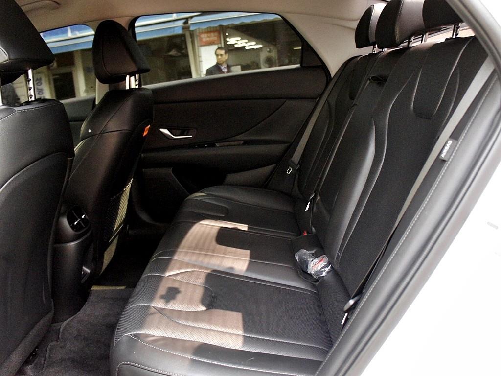 Hyundai Avante 1.6 HEV Modern 7