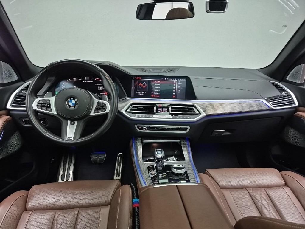 BMW X5 M50i 8