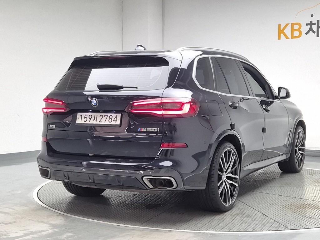 BMW X5 M50i 4