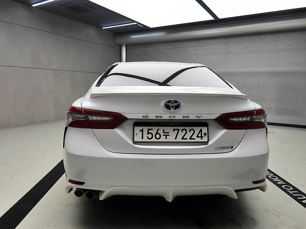 Toyota Camry 2.5 Hybrid XSE 4