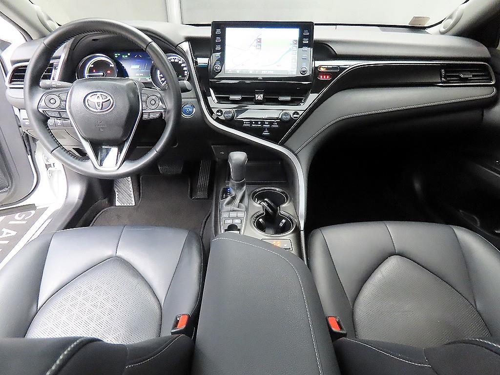 Toyota Camry 2.5 Hybrid XSE 8