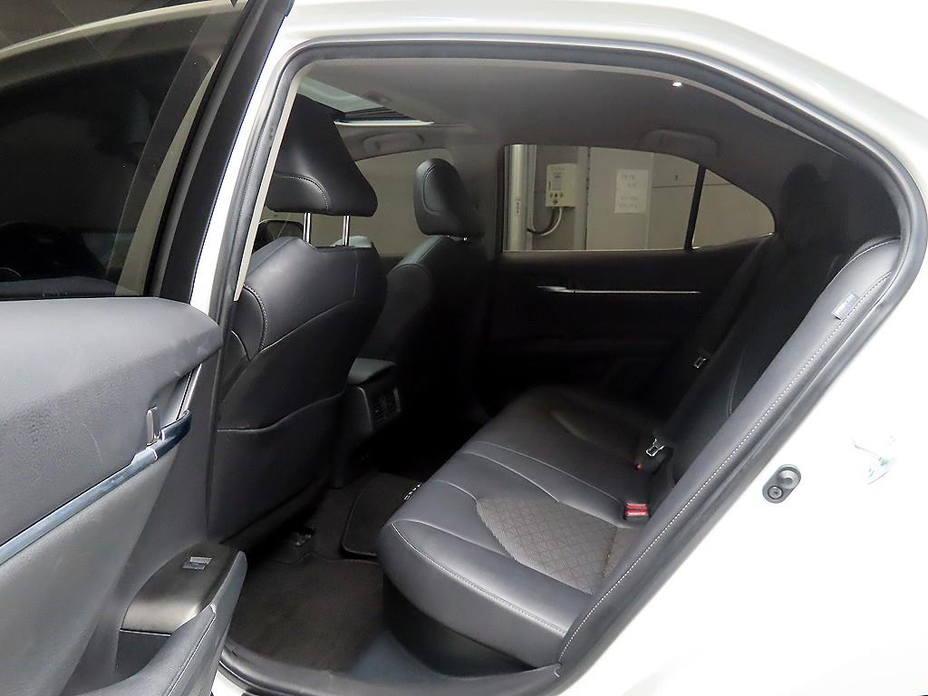 Toyota Camry 2.5 Hybrid XSE 7