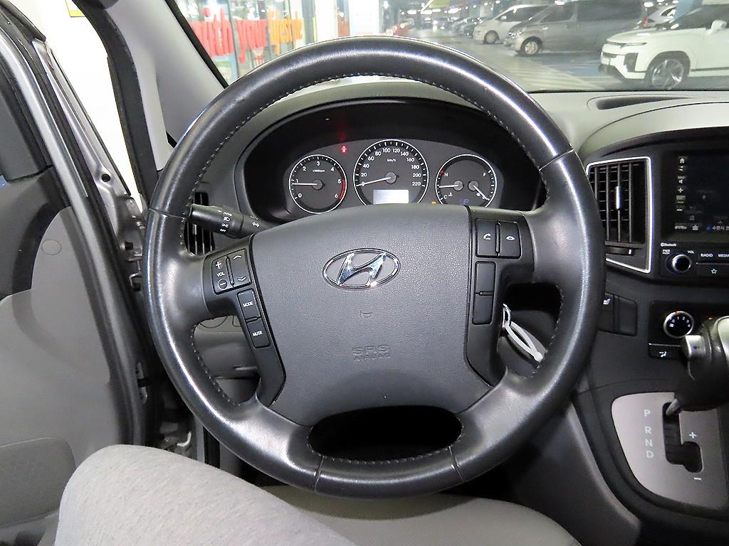 Hyundai Starex 2WD Van Smart 9