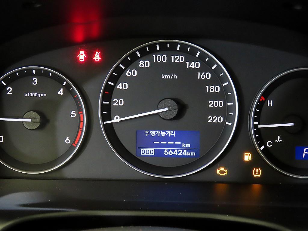 Hyundai Starex 2WD Van Smart 10