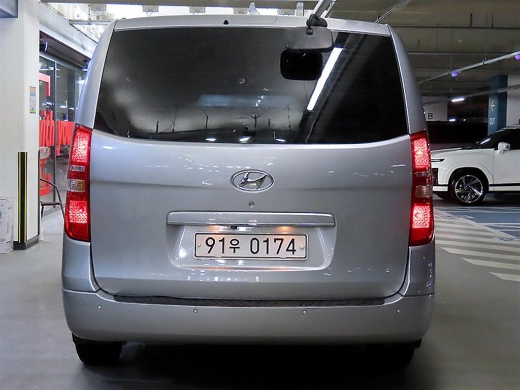 Hyundai Starex 2WD Van Smart 6