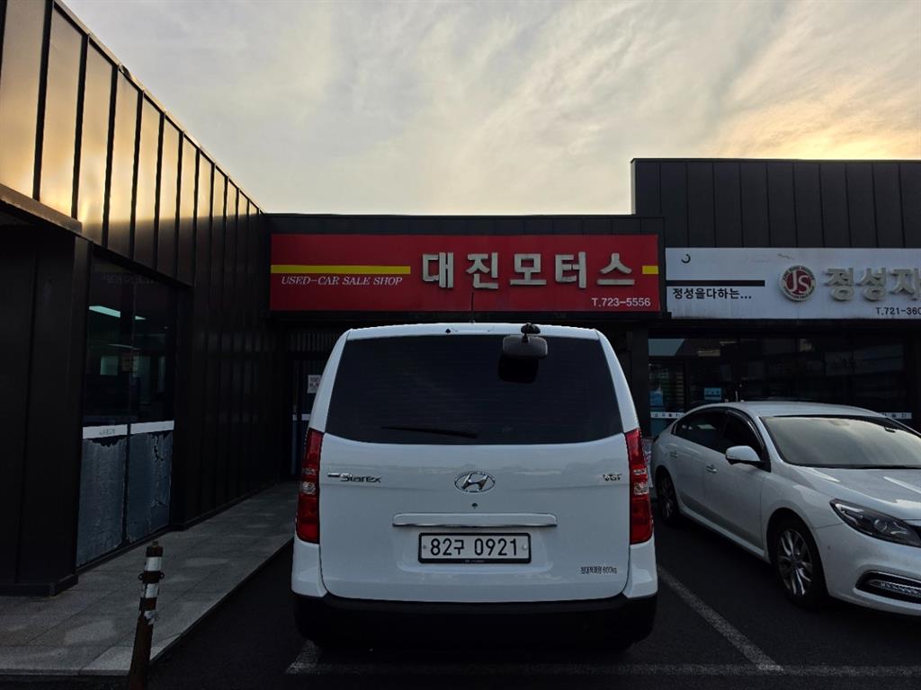 Hyundai Starex 2WD Van Modern 4