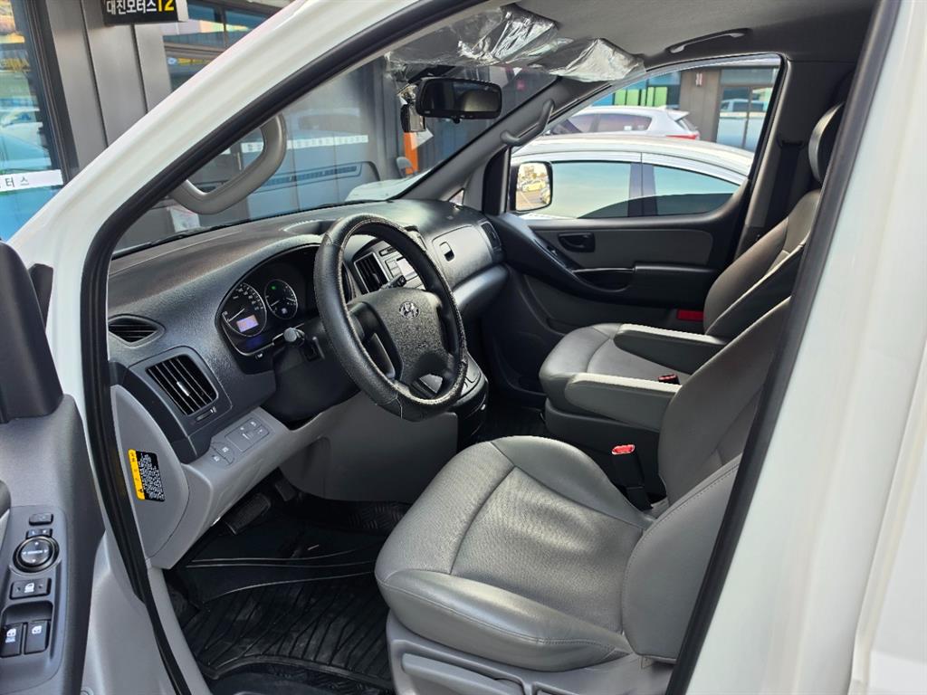 Hyundai Starex 2WD Van Modern 6