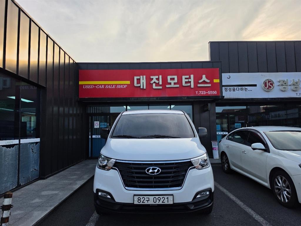 Hyundai Starex 2WD Van Modern 3