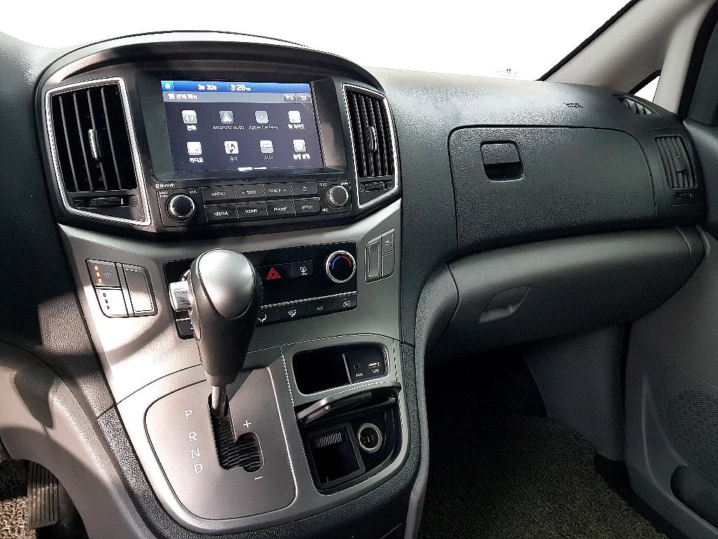 Hyundai Starex 2WD Van Smart 10