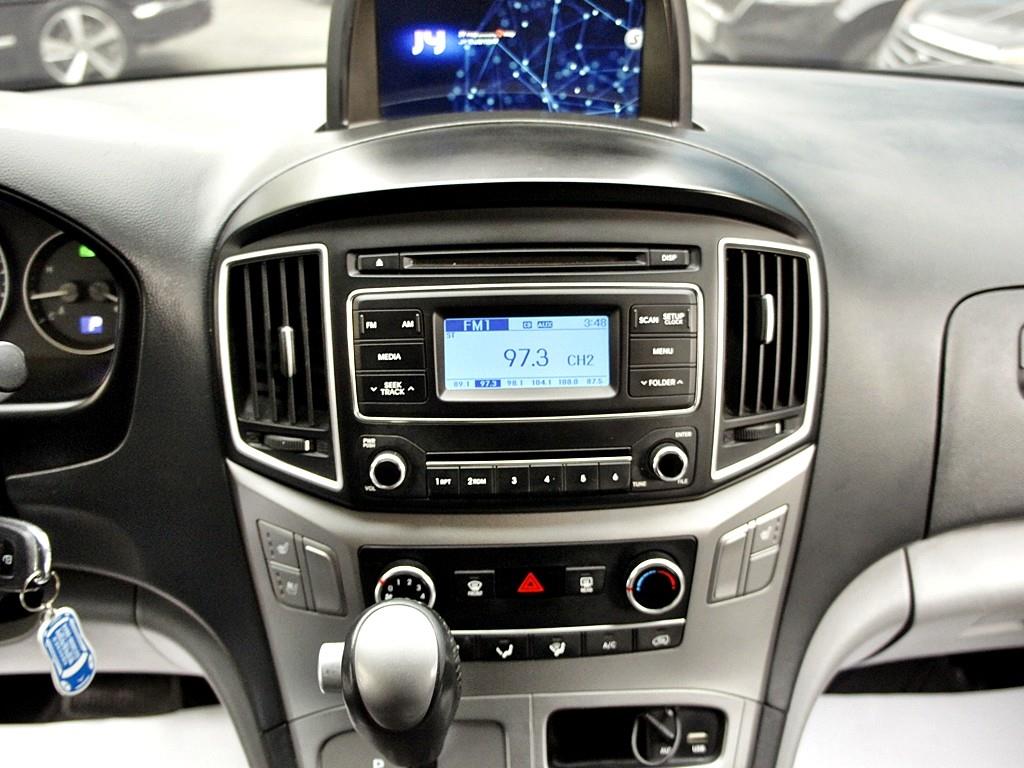 Hyundai Starex 2WD Van Smart 10