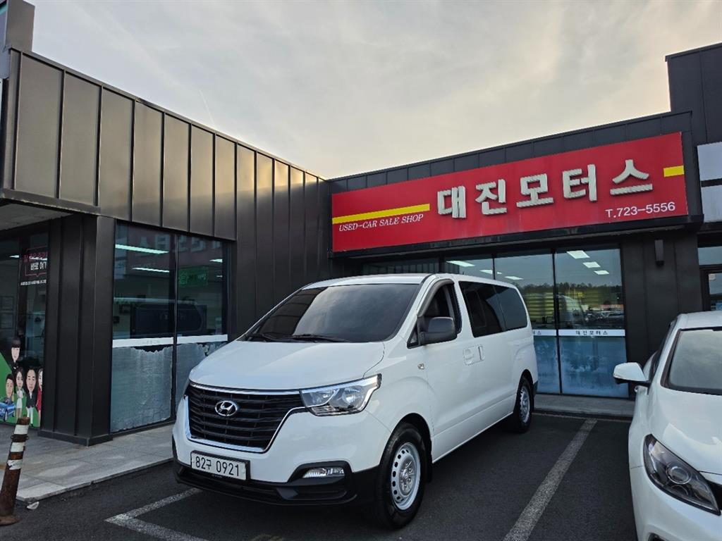 Hyundai Starex 2WD Van Modern 2