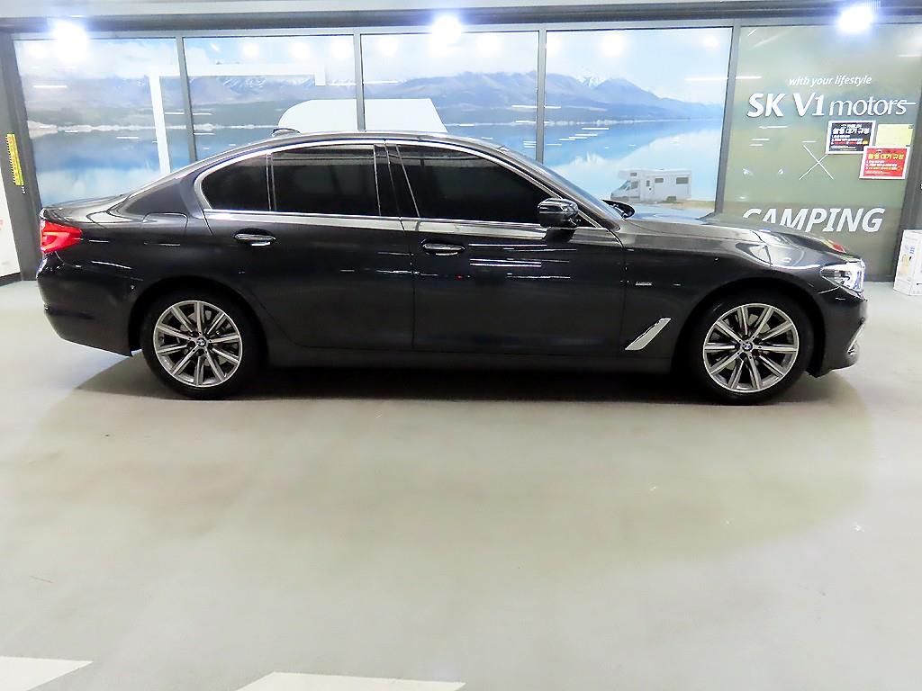 BMW 5 Series 520i Luxury 4