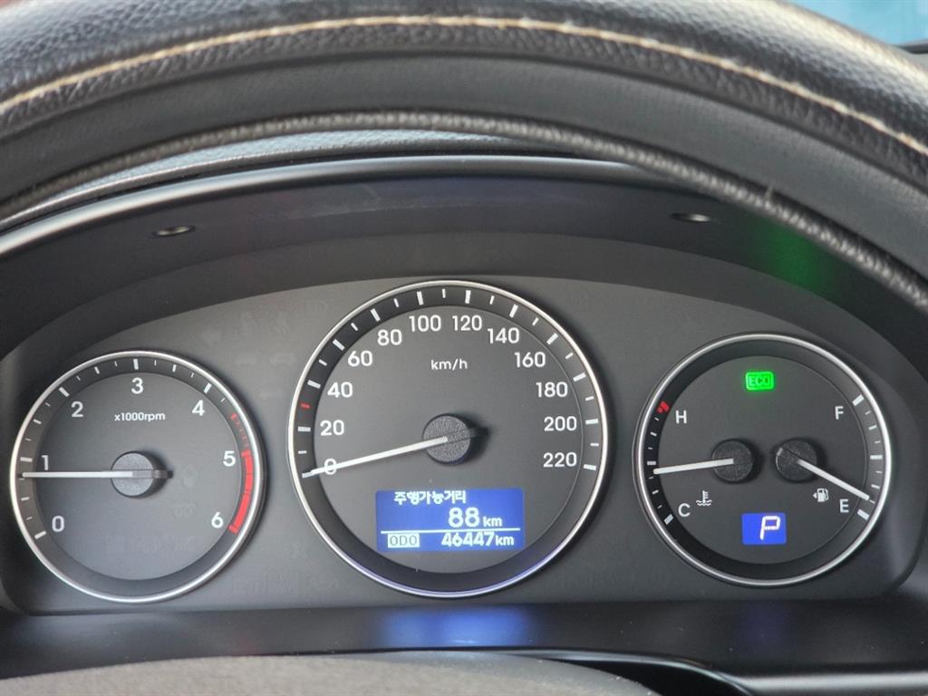 Hyundai Starex 2WD Van Modern 9