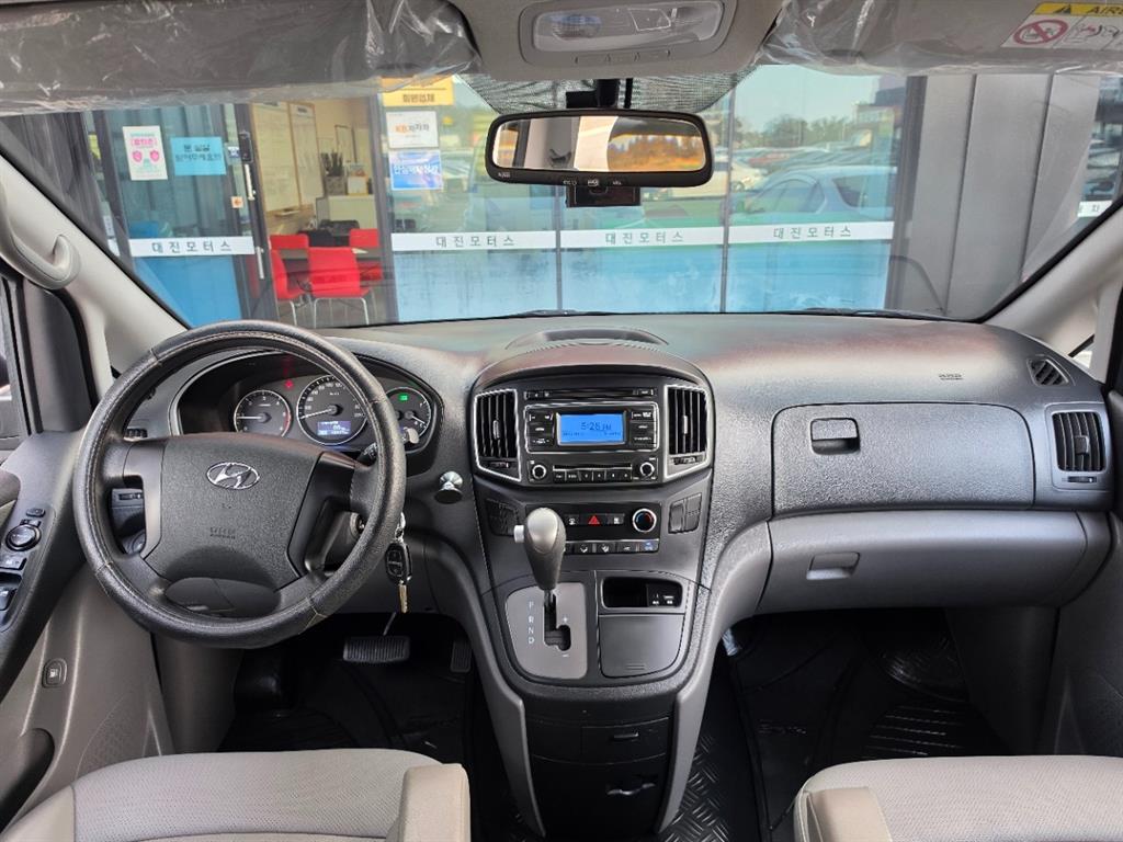 Hyundai Starex 2WD Van Modern 8